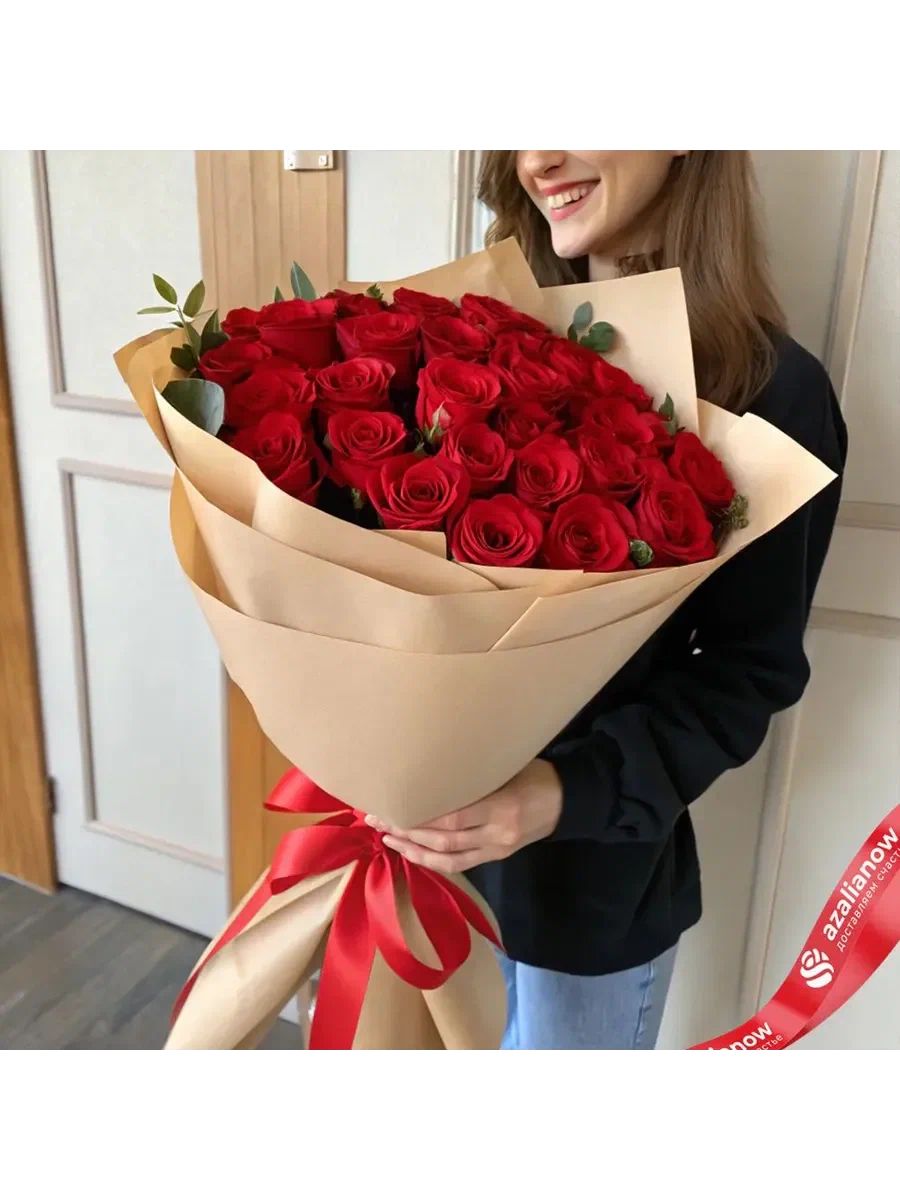 Букет из 5 красных роз в крафте с лентой, 40 см, Россия